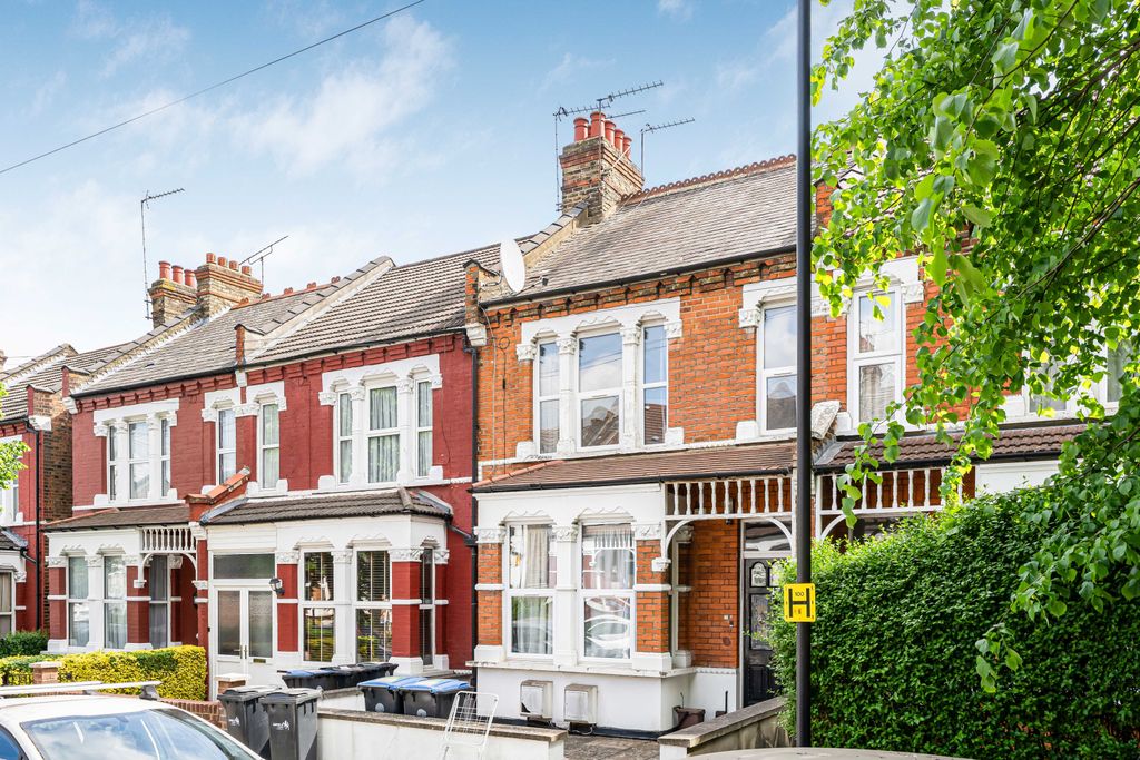 Property photo 1 of 10 2 Bed Flat To Rent Hardwicke Road, London N13