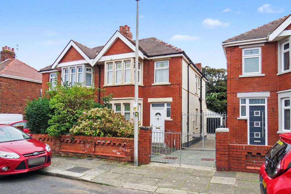 Property photo 1 of 13 21 Crompton Avenue, Blackpool Fy4 3Lq