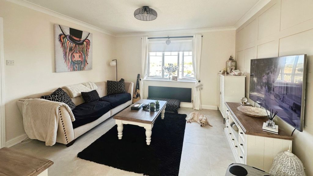 Property photo 1 of 15 Lounge