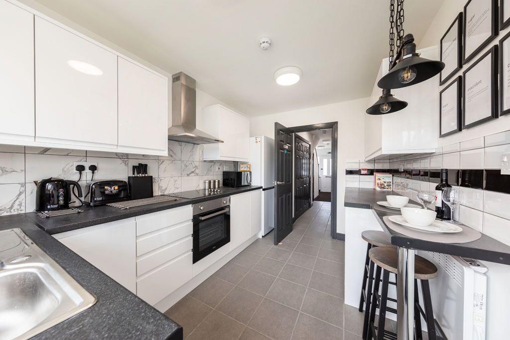 Property photo 3 of 7 Kitchen 20 Dorset Avenue.Jpeg