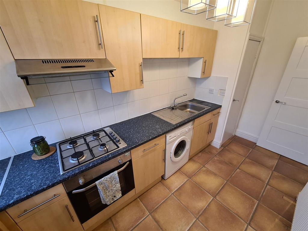 Property photo 3 of 10 Kitchen