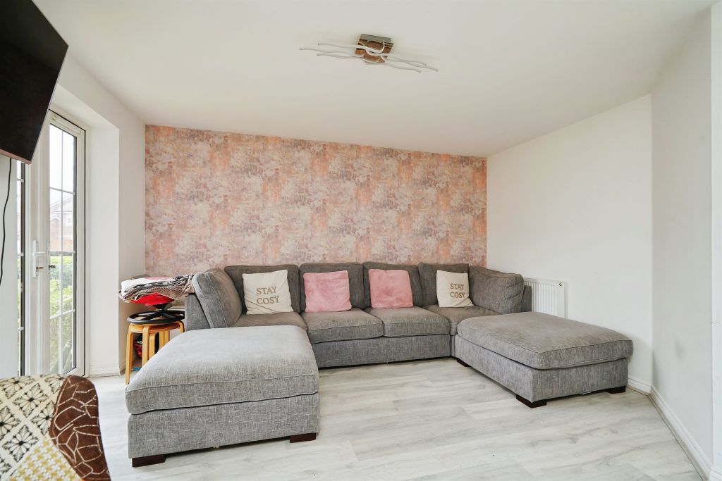 2 bed flat for saleDiamond Drive, Didcot OX11 photo 5