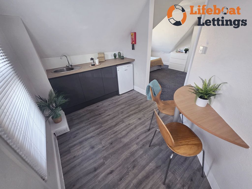 Property photo 3 of 7 Bedroom 8 Kitchenette