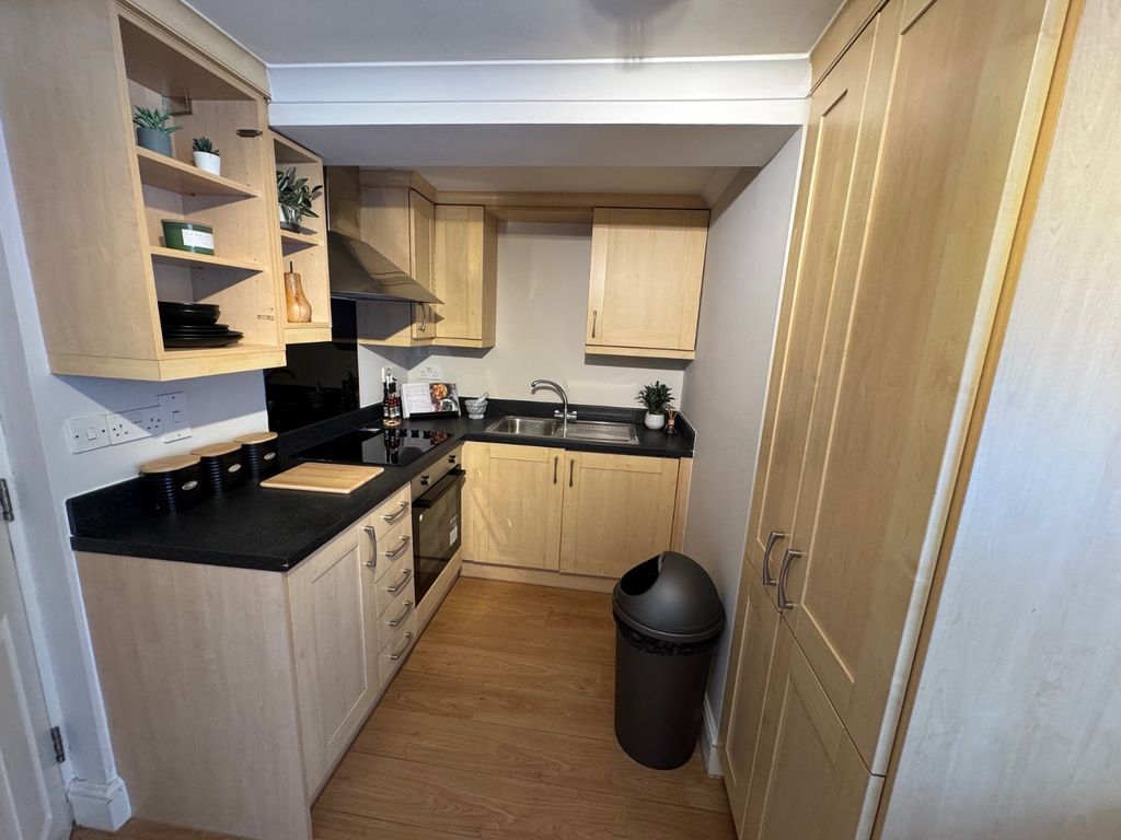 Property photo 2 of 8 Picture No. 11