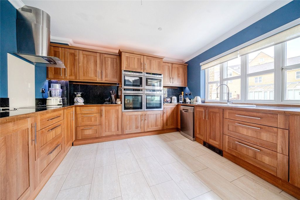 Property photo 3 of 27 Kitchen