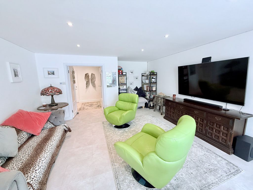 Property photo 3 of 27