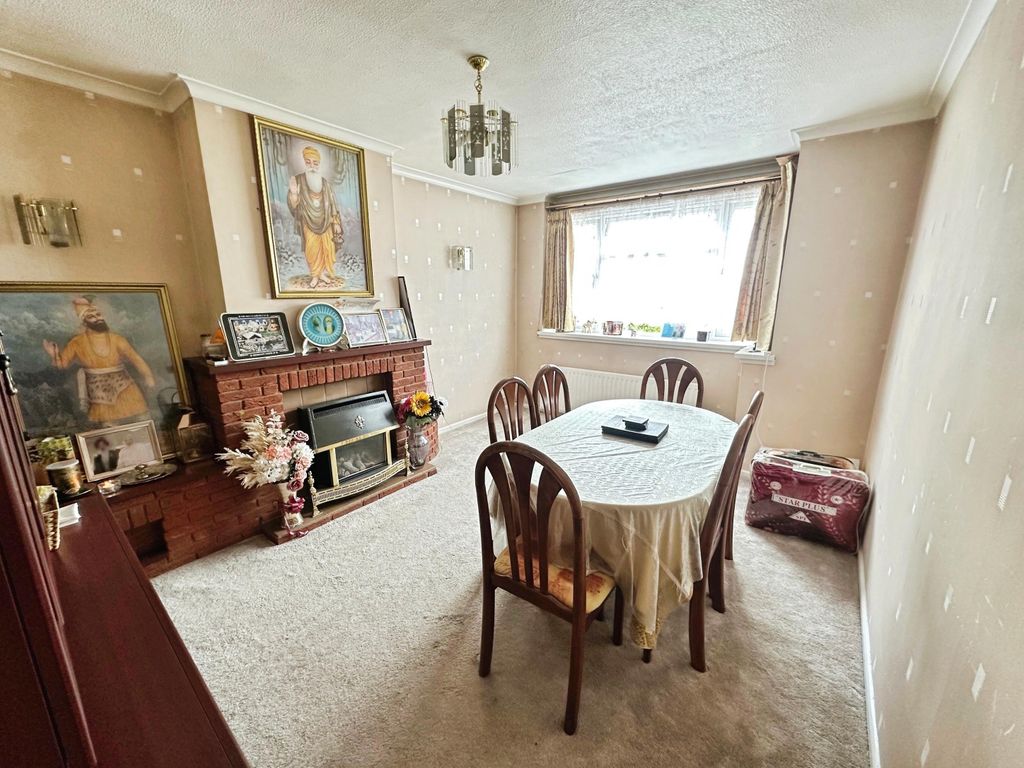 Property photo 3 of 14 Dining Room