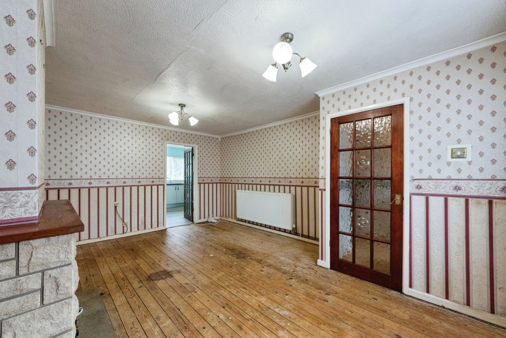 Property photo 3 of 20 Living Room