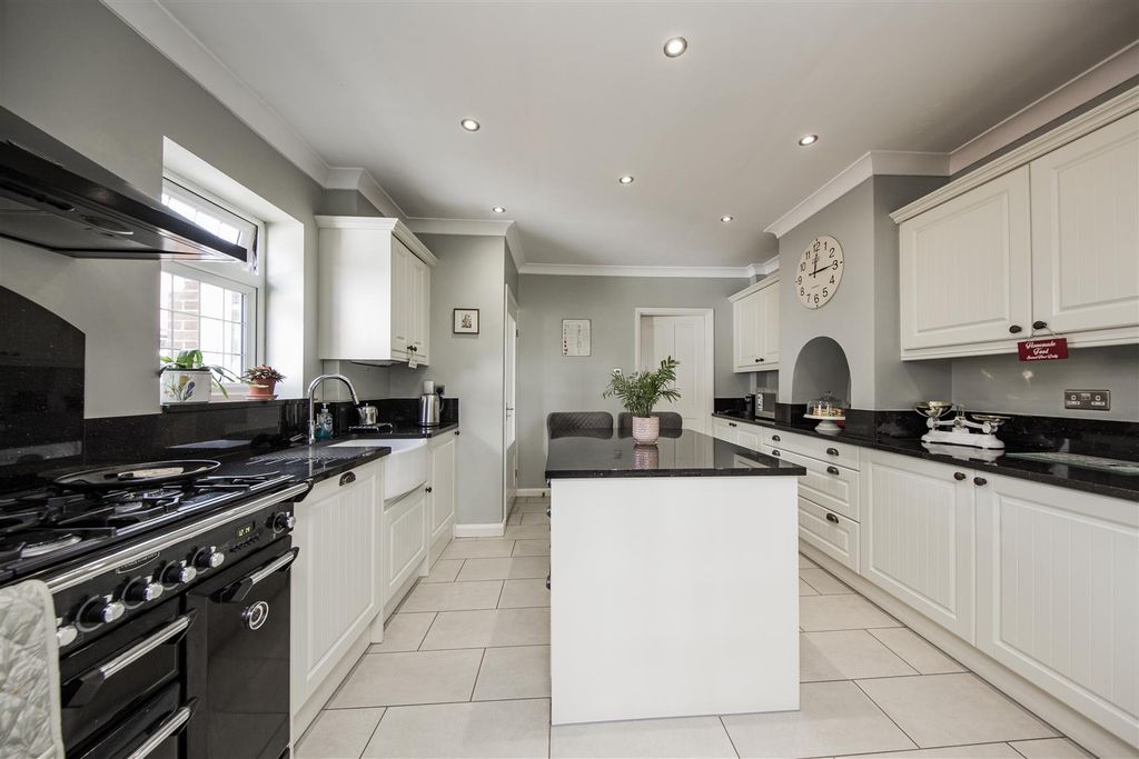 Property photo 3 of 34 Kitchen Island & Range
