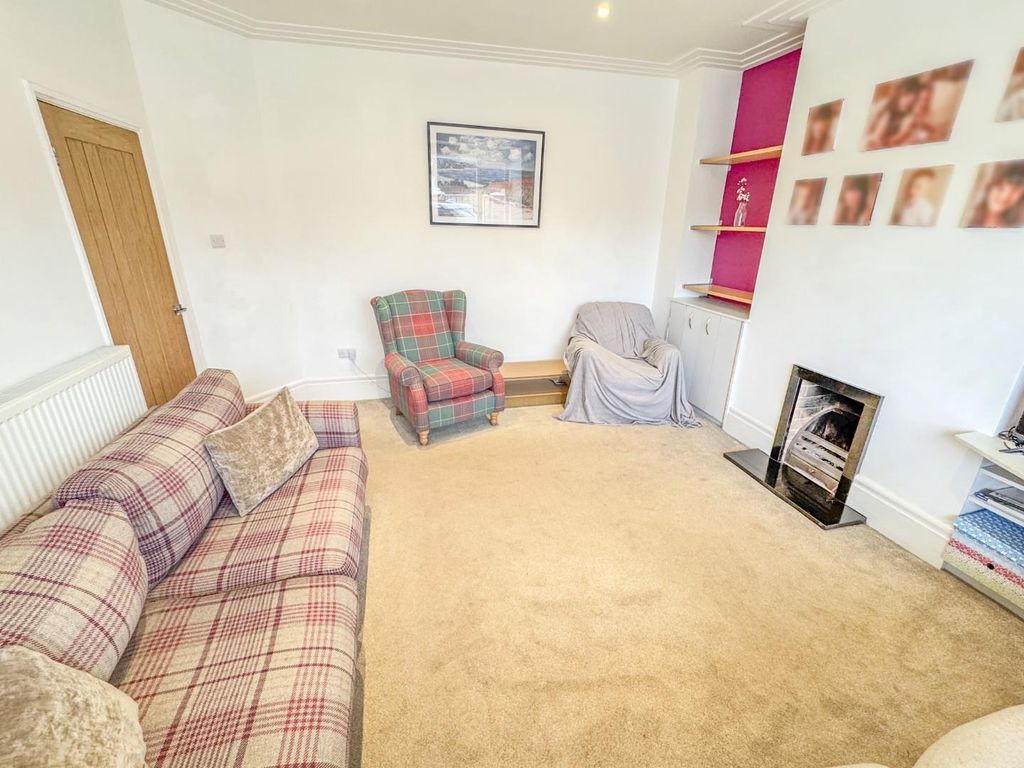 Property photo 3 of 34 Lounge