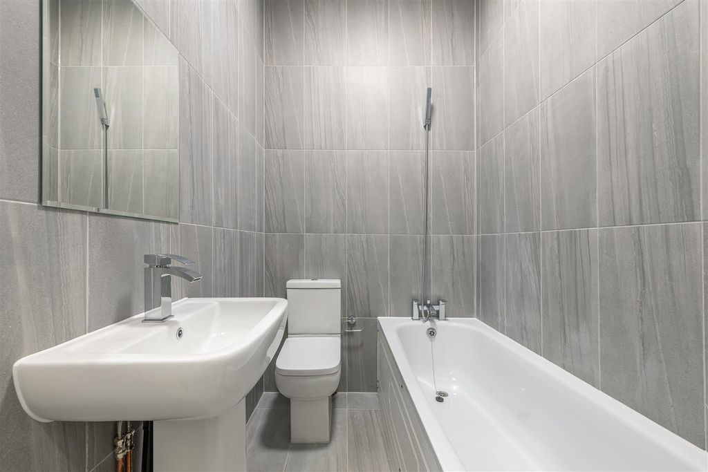 Property photo 3 of 9 Hoe Street, E17