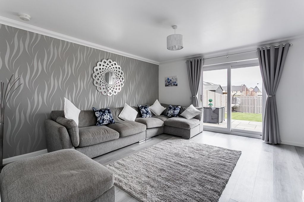 Property photo 2 of 28