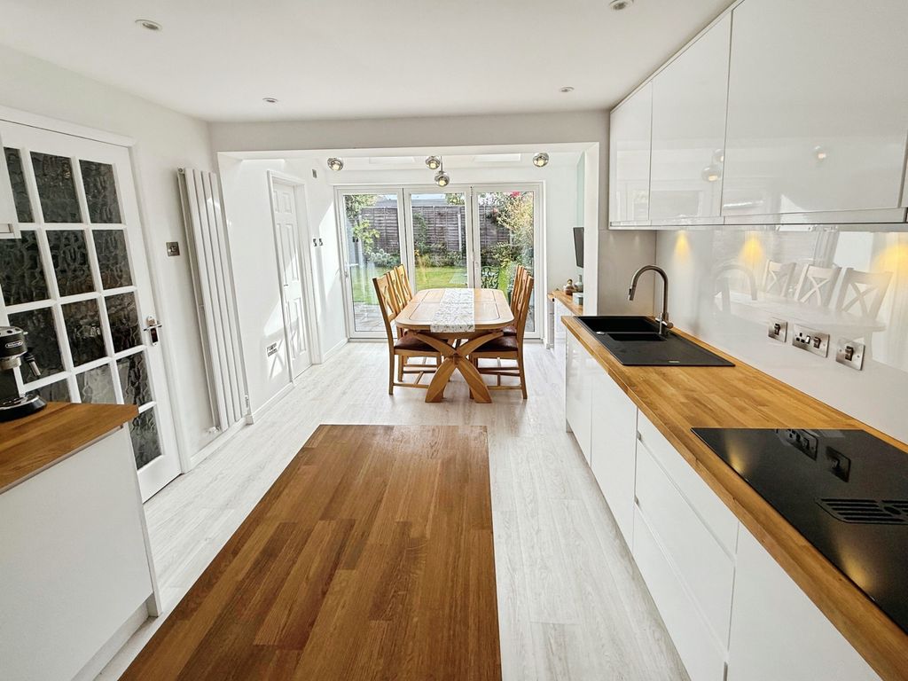 Property photo 1 of 16 Saddlers Close, Burbage