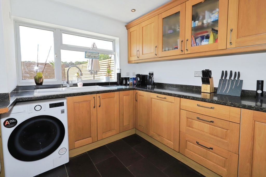 Property photo 3 of 19 Kitchen