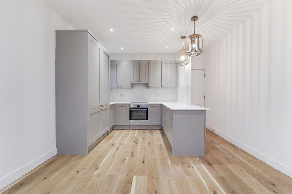Property photo 2 of 10 Tynemouth Road