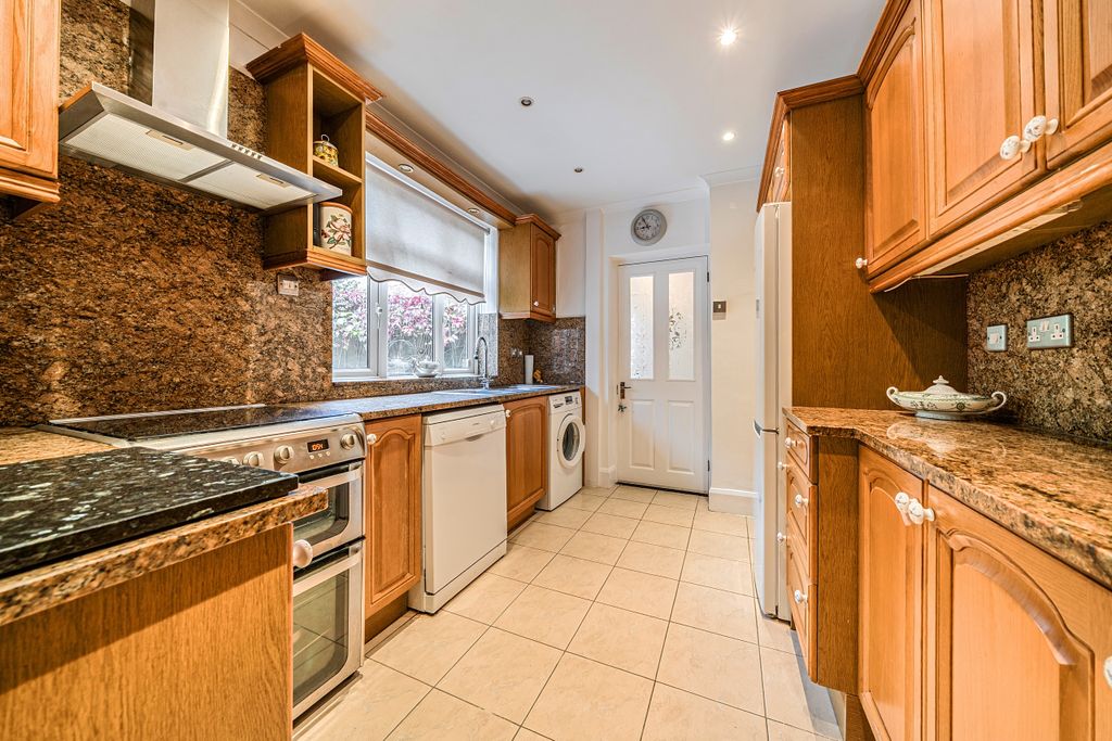 Property photo 3 of 18 Kitchen