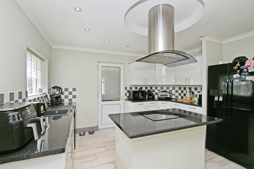 Property photo 3 of 30 Kitchen Area