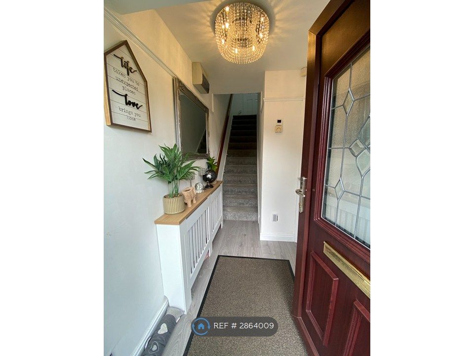 Property photo 3 of 21 Entrance Hall