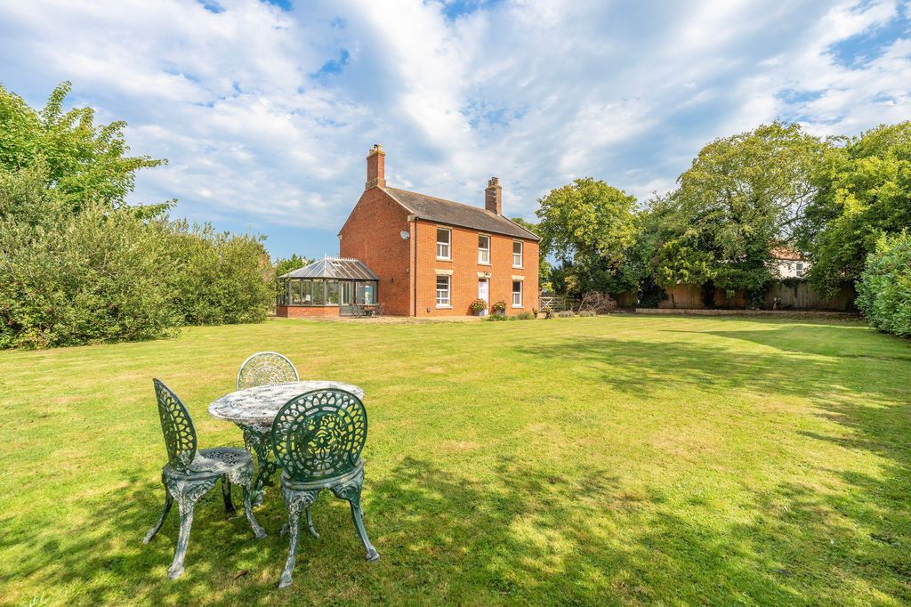 Property photo 1 of 32