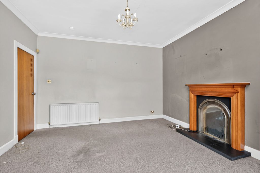 Property photo 3 of 18 Living Room