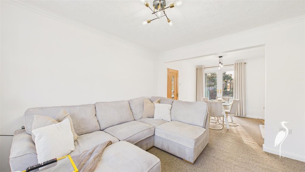 Property photo 3 of 19 Lounge