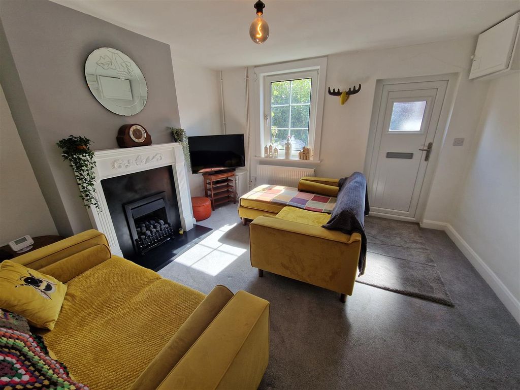 Property photo 2 of 11 Front Lounge