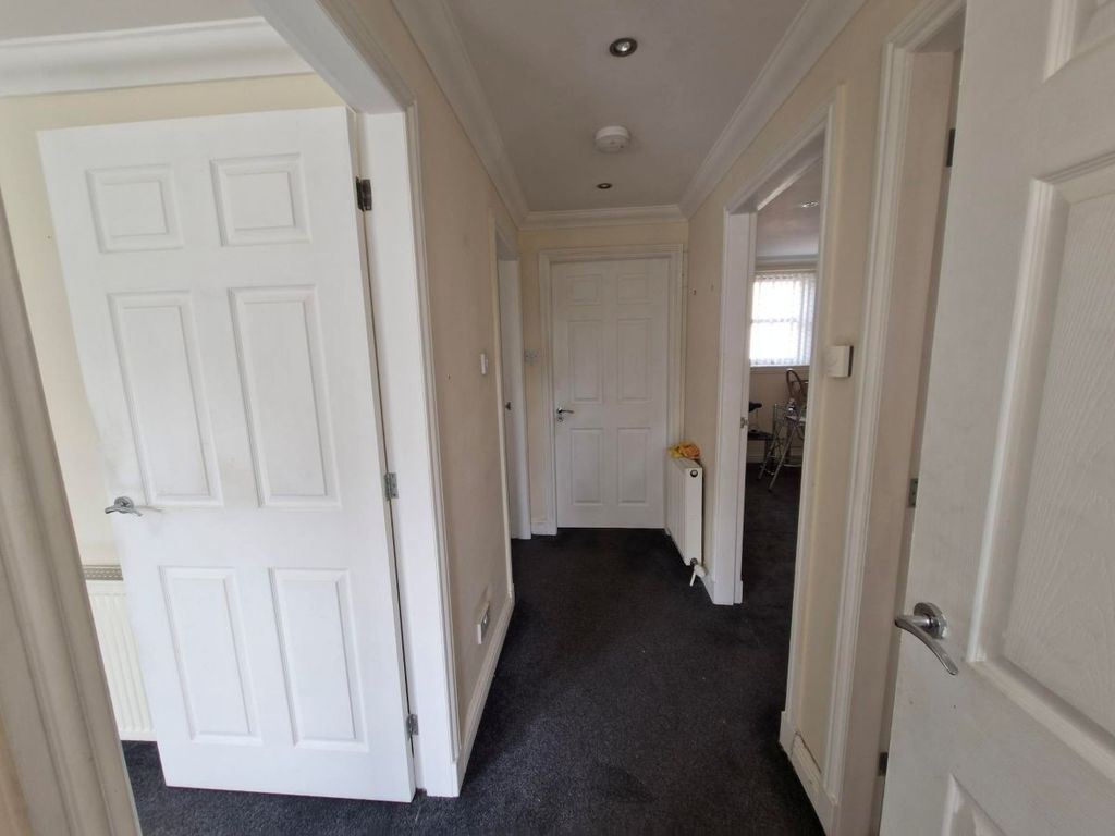 Property photo 3 of 8 Hall