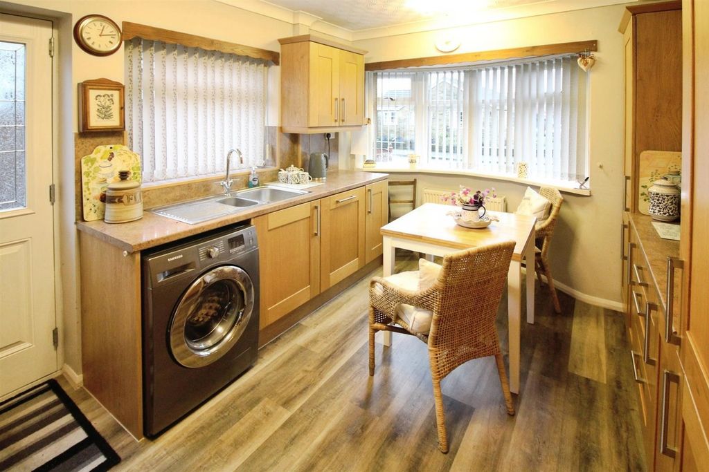 Property photo 2 of 11 Kitchen