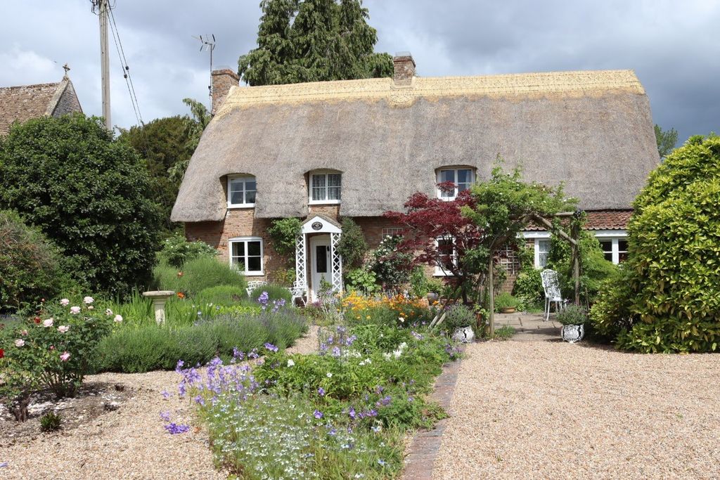Property photo 1 of 17 Churchend Cottage