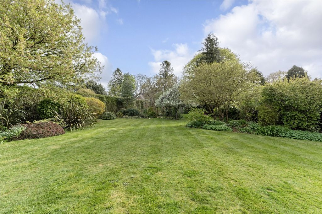 Property photo 2 of 12 Gardens