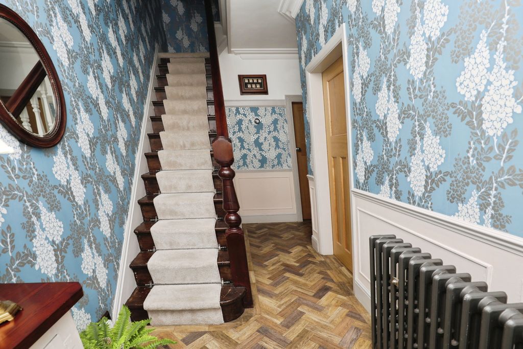 Property photo 2 of 18 Hallway