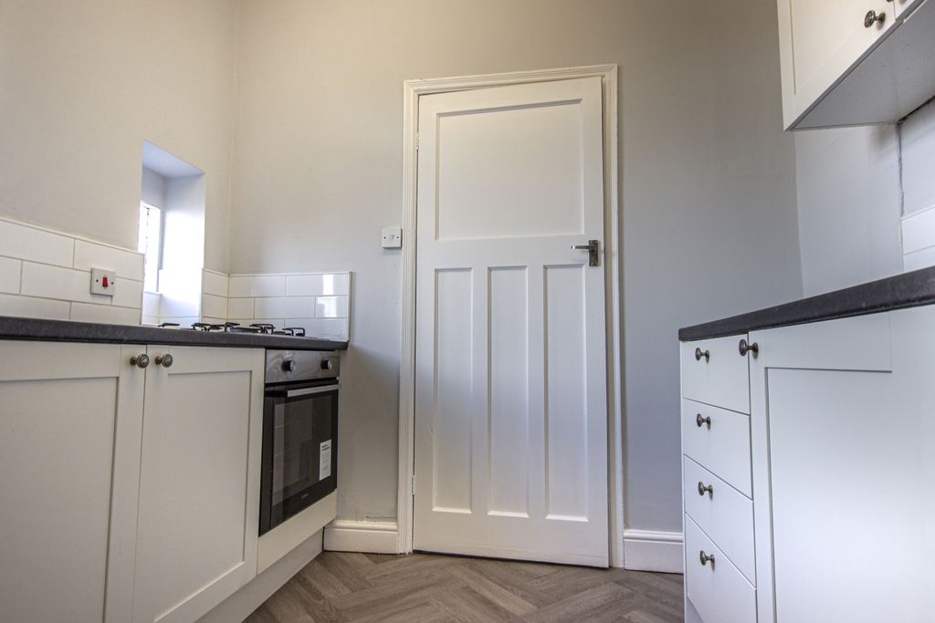Property photo 3 of 14 Kitchen2