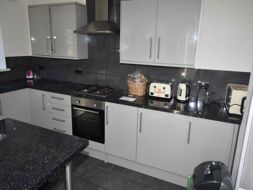 Property photo 2 of 9 Kitchen 2