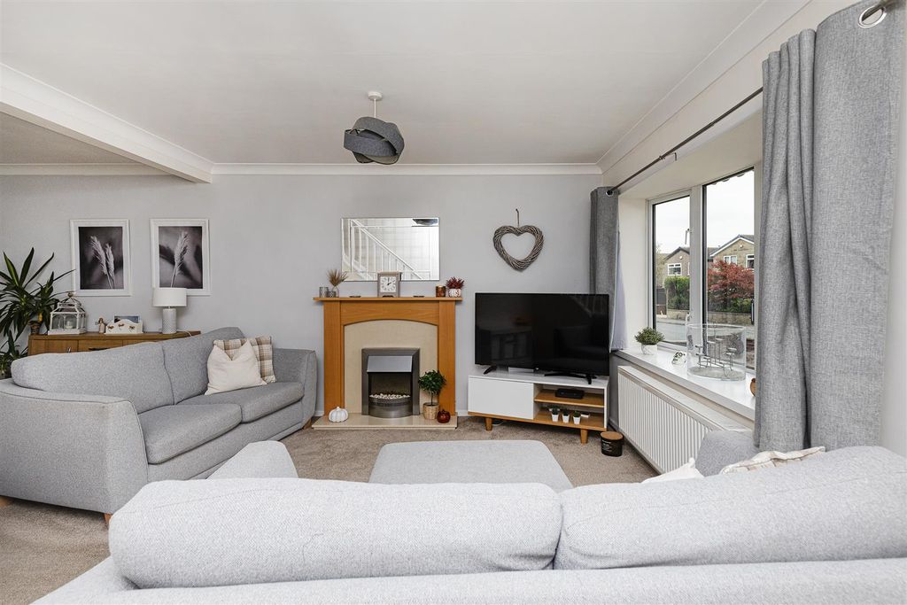 Property photo 3 of 31 Living/Diner