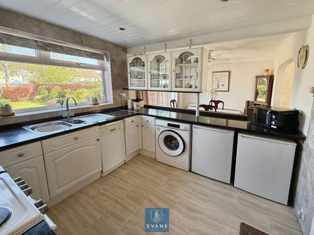 Property photo 3 of 18 Kitchen