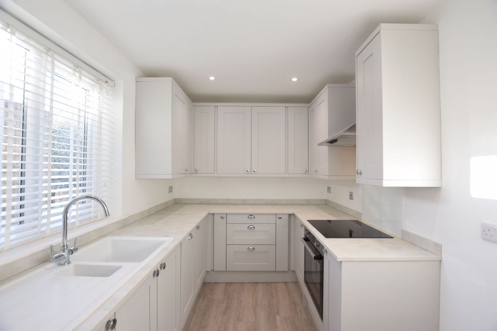 Property photo 1 of 10 Kitchen