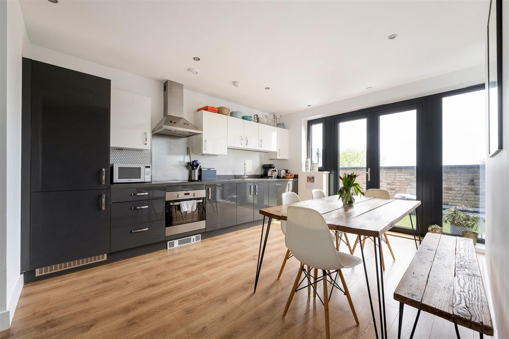 Property photo 1 of 29 Parade Gardens, E4