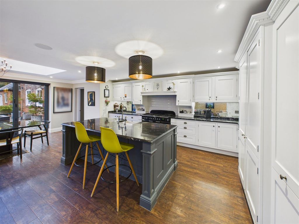 Property photo 2 of 30