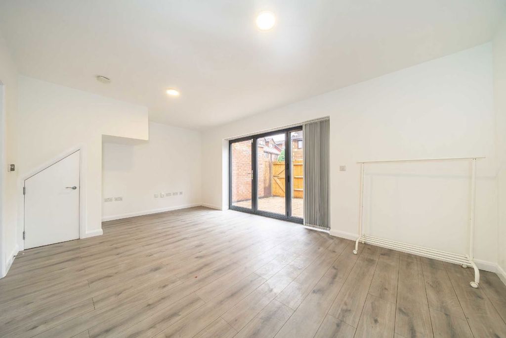 Property photo 1 of 5