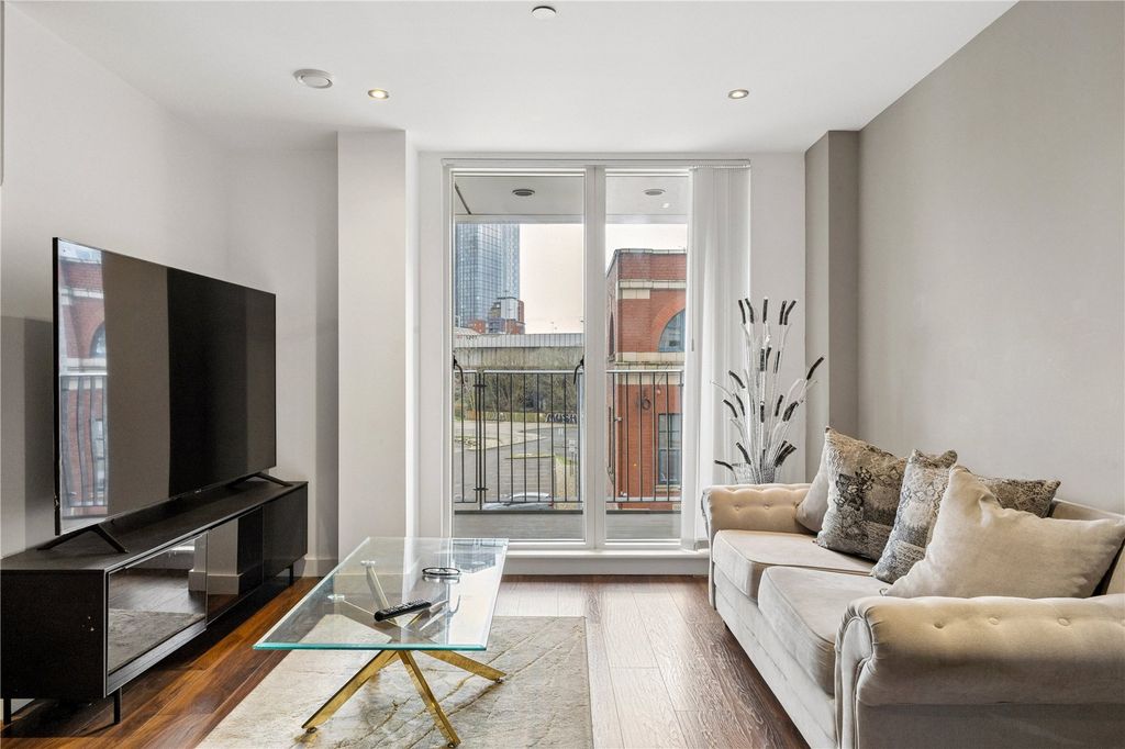 Property photo 3 of 15 Lounge