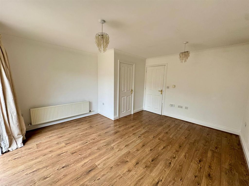 Property photo 3 of 20 Living Room