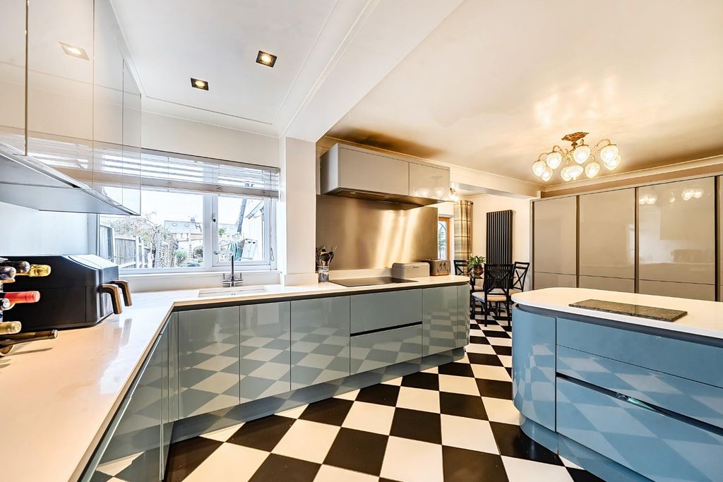 Property photo 3 of 17 Kitchen