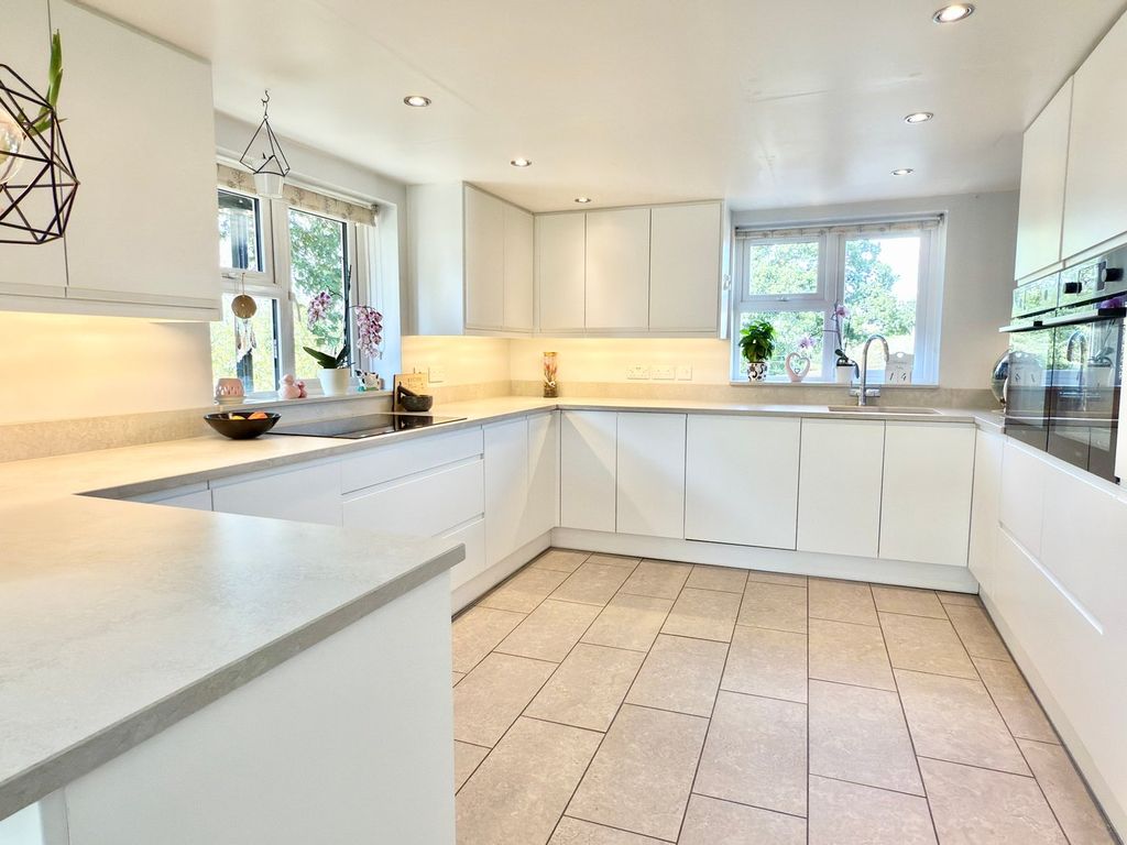 Property photo 2 of 28