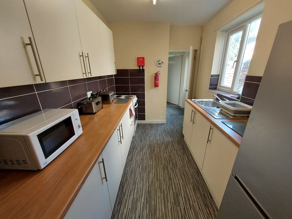 Property photo 2 of 7 Kitchen