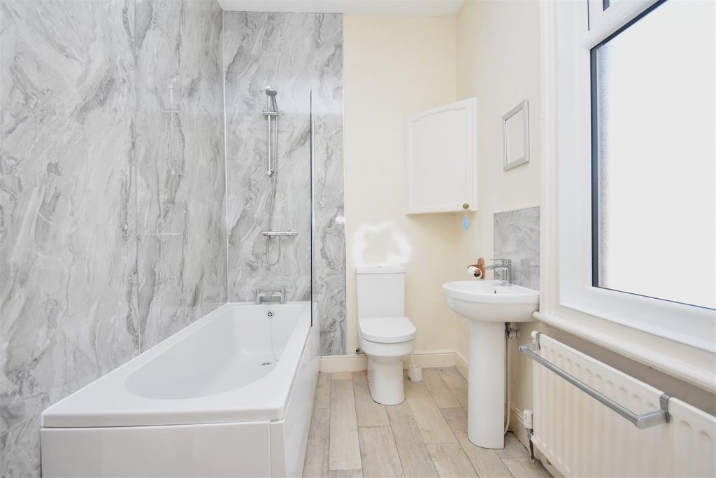 Property photo 3 of 8 Bath.Jpg