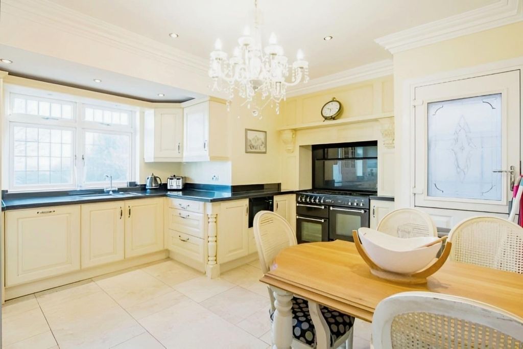 Property photo 3 of 23 Kitchen