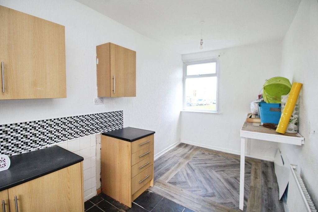 Property photo 3 of 10 Kitchen