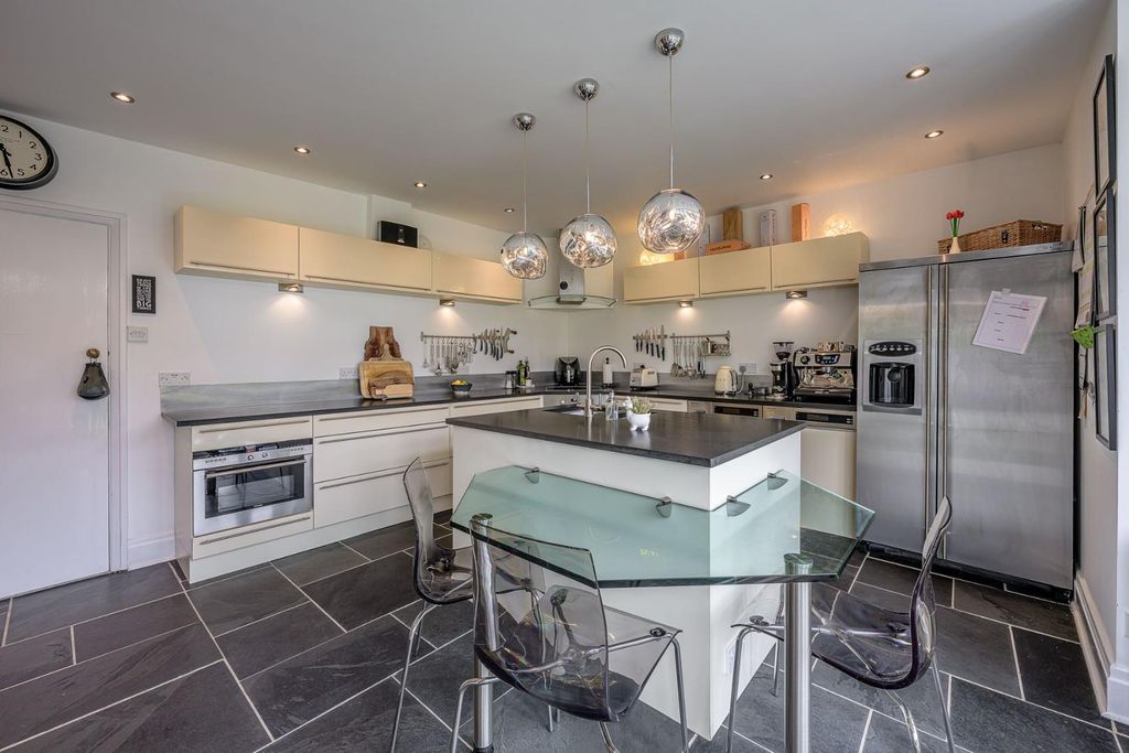 Property photo 2 of 35 Breakfast Kitchen 2