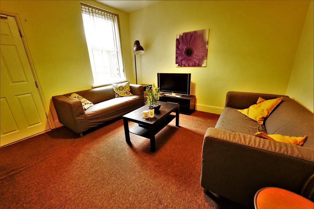 Property photo 1 of 8 Living Room