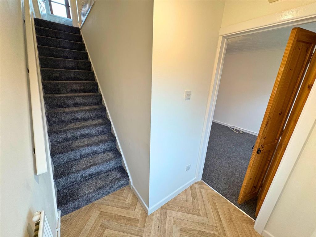 Property photo 2 of 25 Entrance Hall